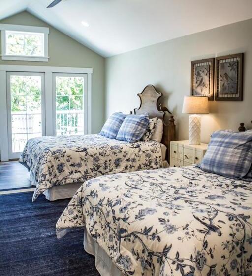 스탠다드 스튜디오 퀸 침대, Quarterdeck Resort