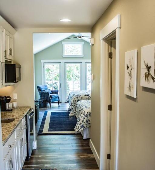 스탠다드 스튜디오 퀸 침대, Quarterdeck Resort