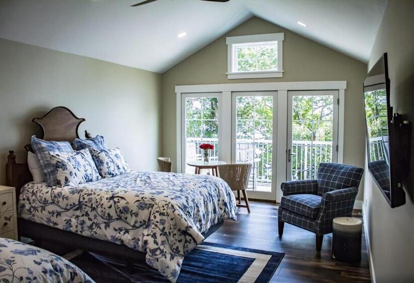 스탠다드 스튜디오 퀸 침대, Quarterdeck Resort