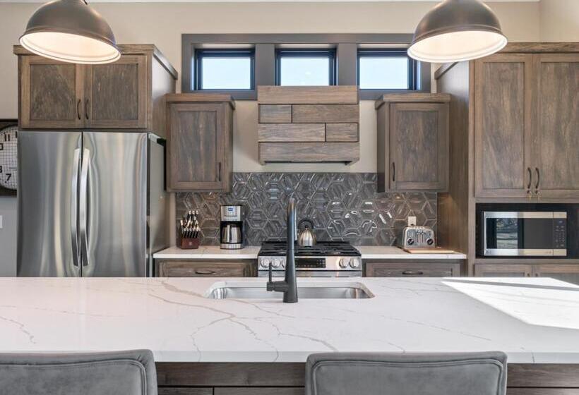 오두막, Quarterdeck Resort