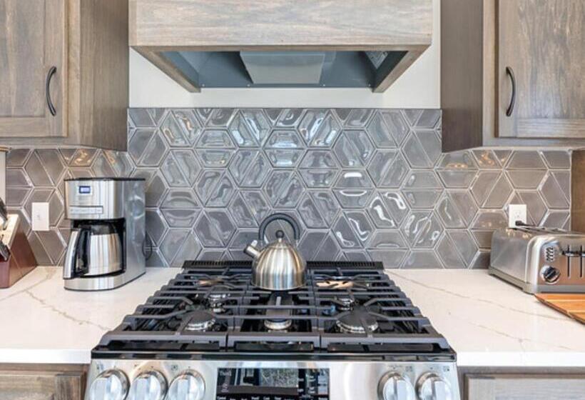 오두막, Quarterdeck Resort