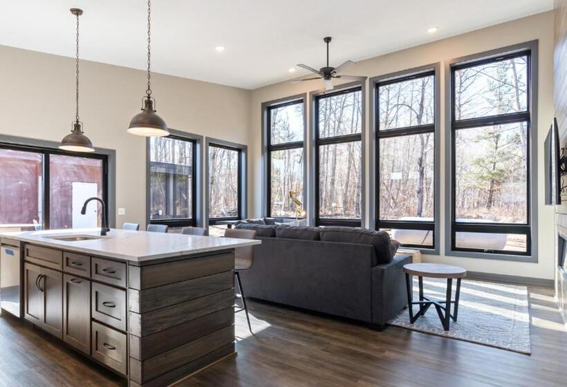 오두막, Quarterdeck Resort