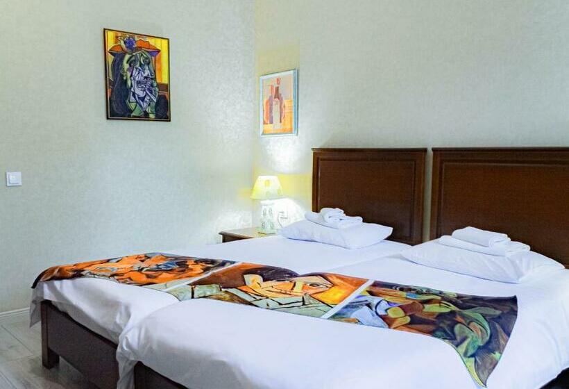 Номер Basic, Liberty Theatre