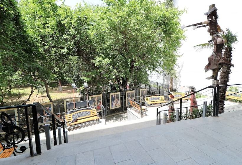 Номер Стандарт, Liberty Theatre