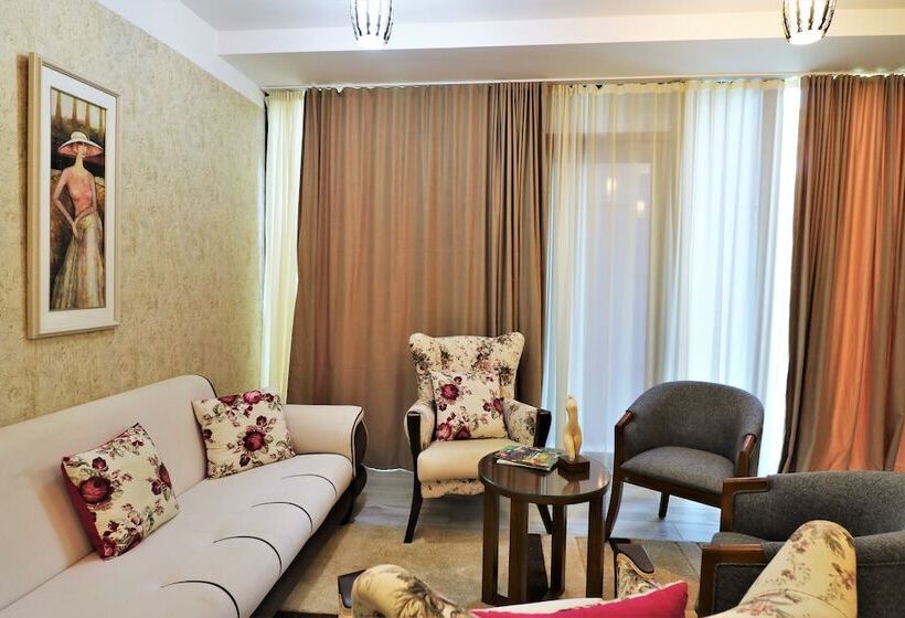 Номер Superior, Liberty Theatre