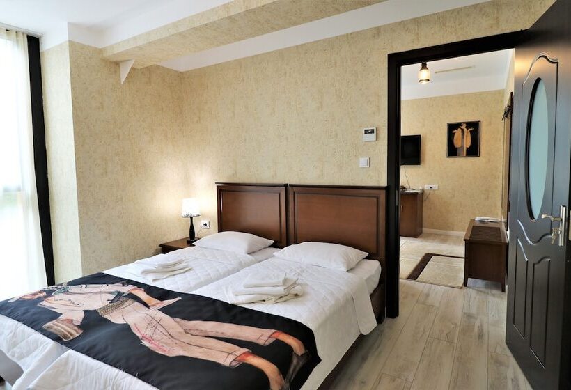 Номер Superior, Liberty Theatre