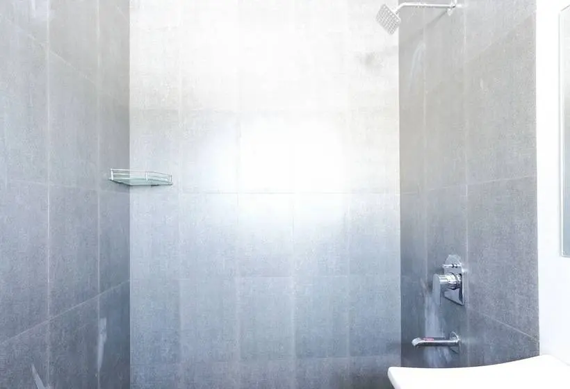 デラックスルーム, Treebo Hi Line Apartments Kalapatti