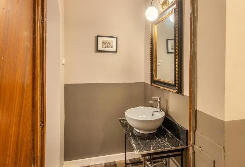 اتاق لوکس, Donna Maddalena