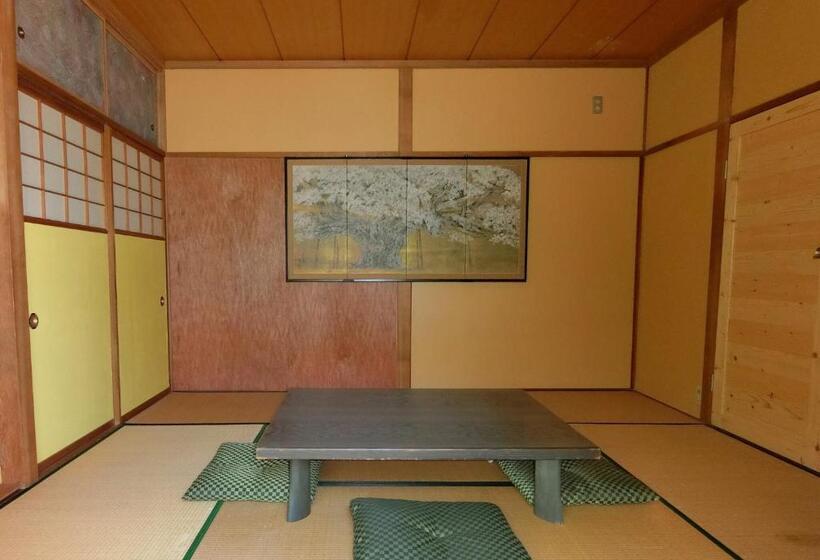 اتاق خانوادگی با چشم‌انداز باغ, Shirokuma Inn