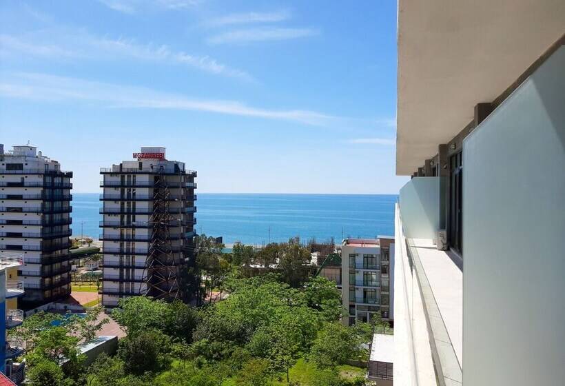 غرفة قياسية مطلّة علي البحر, Roshe By Mgzavrebi