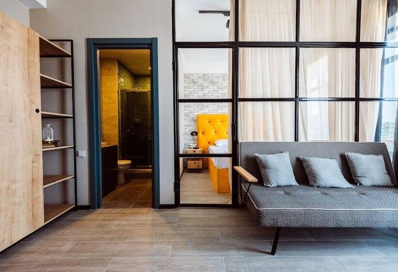 غرفة قياسية مطلّة علي البحر, Roshe By Mgzavrebi