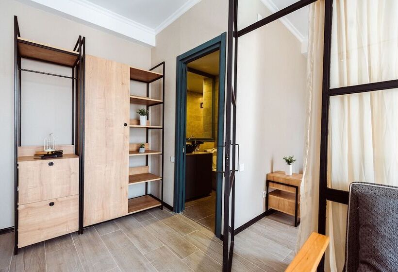 غرفة قياسية مطلّة علي البحر, Roshe By Mgzavrebi