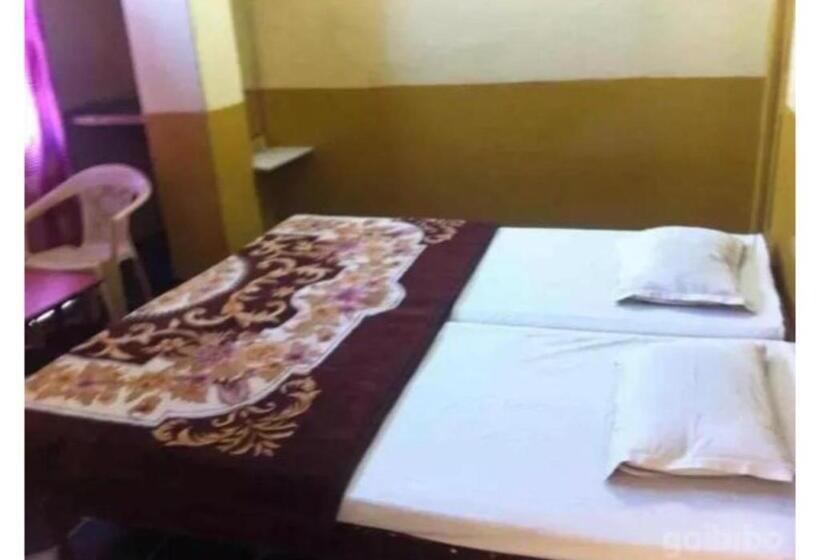 Quarto Deluxe, Siddarth