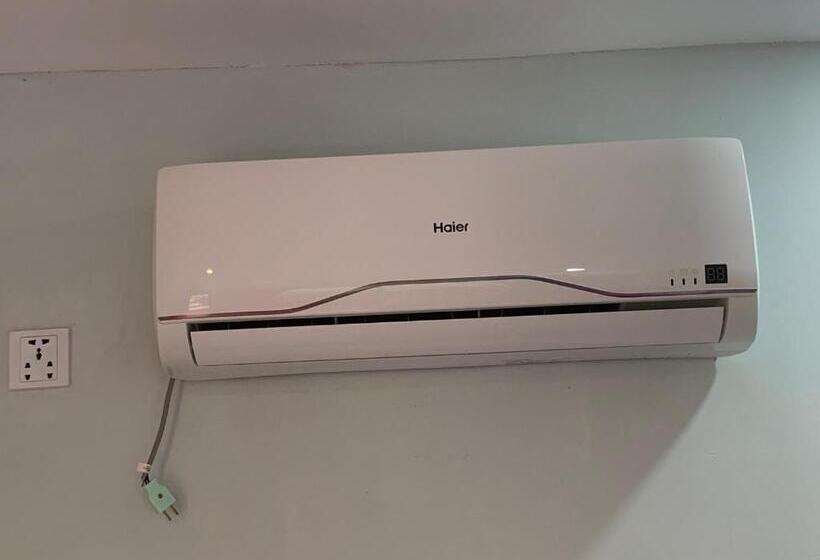 اتاق لوکس, The Small Guest House