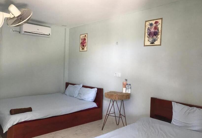 اتاق لوکس, The Small Guest House