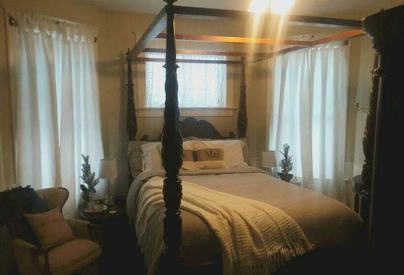 غرفة قياسية مزوَّدة بجاكوزي, The Katherine Holle House