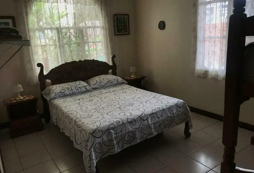 اتاق استاندارد سه نفره, Casa Del Suizo