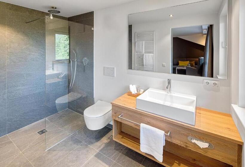 اتاق لوکس, Kuhberg