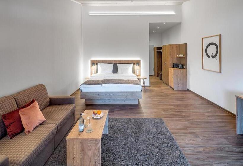 اتاق لوکس با بالکن, Kuhberg