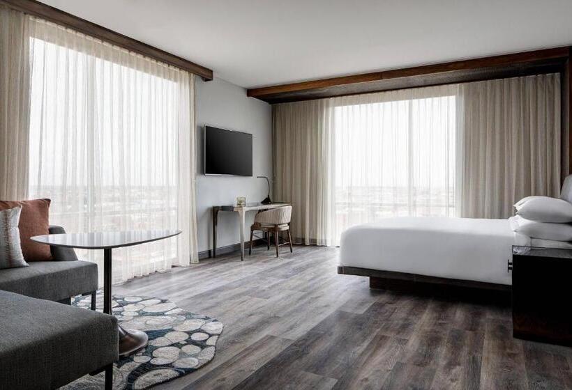 キングサイズベッドのクラブルーム, Odessa Marriott Hotel & Conference Center