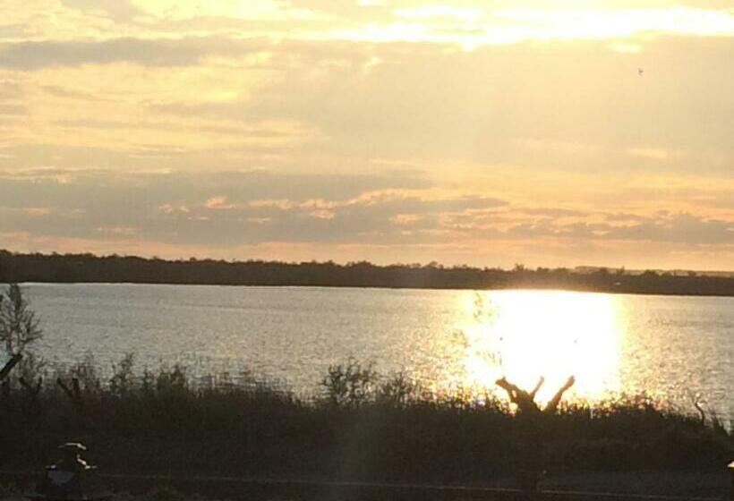 اتاق استاندارد با چشمانداز دریاچه, Le Neptune En Camargue