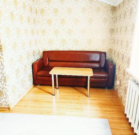 اتاق لوکس, De Marco