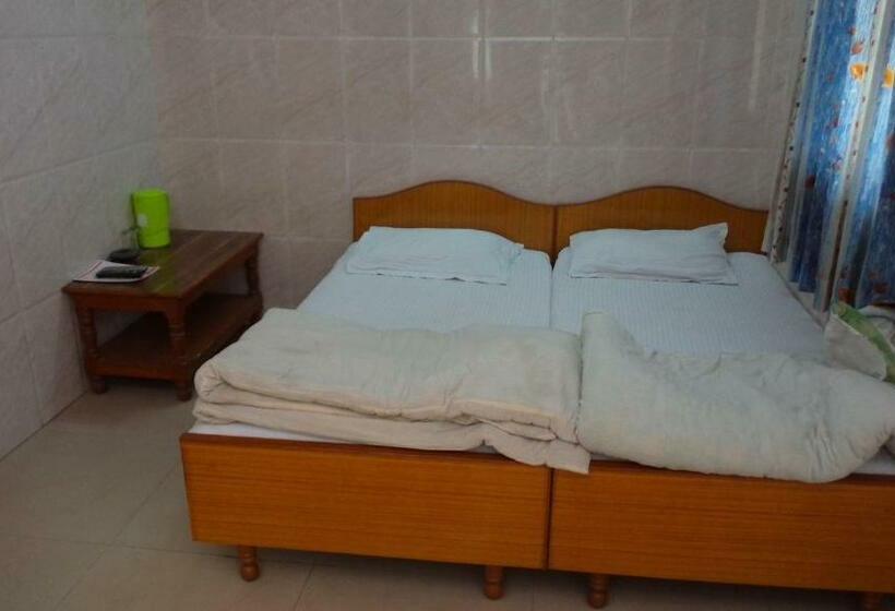 エコノミールーム, Chandra Lokk