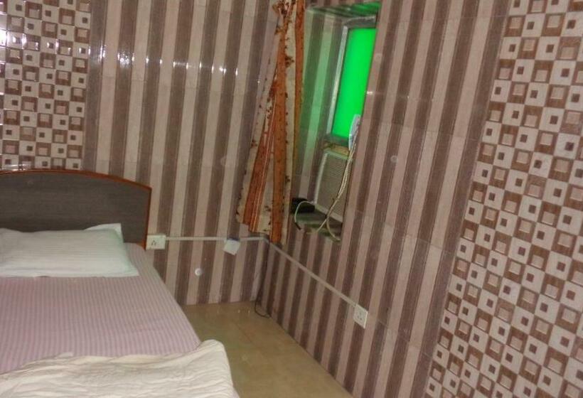 エコノミールーム, Chandra Lokk