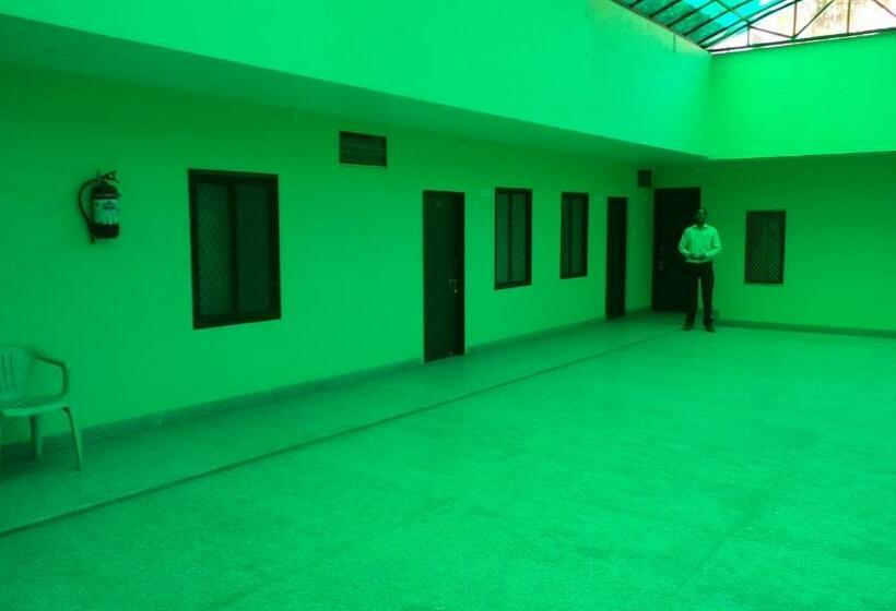 エコノミールーム, Chandra Lokk