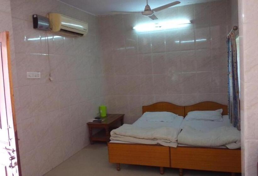 デラックスルーム, Chandra Lokk