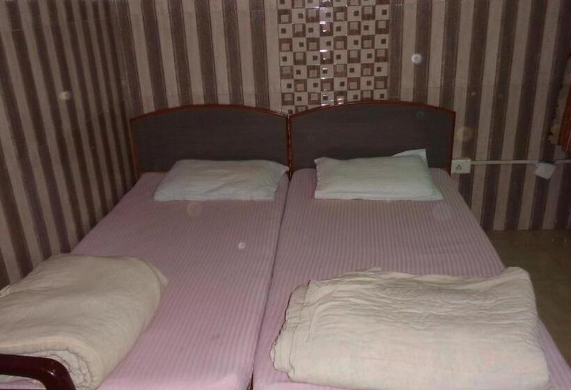 デラックスルーム, Chandra Lokk