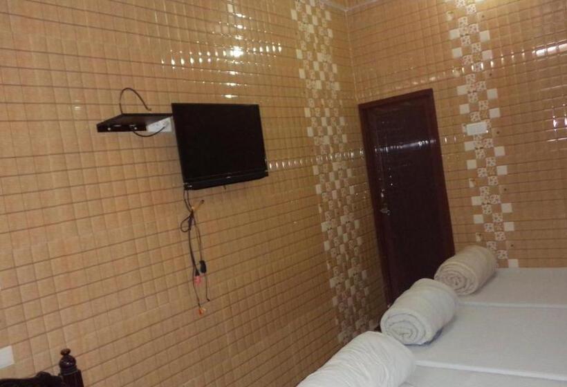 エコノミートリプルルーム, Chandra Lokk