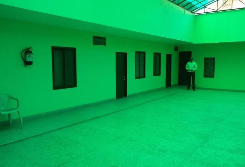 エコノミートリプルルーム, Chandra Lokk