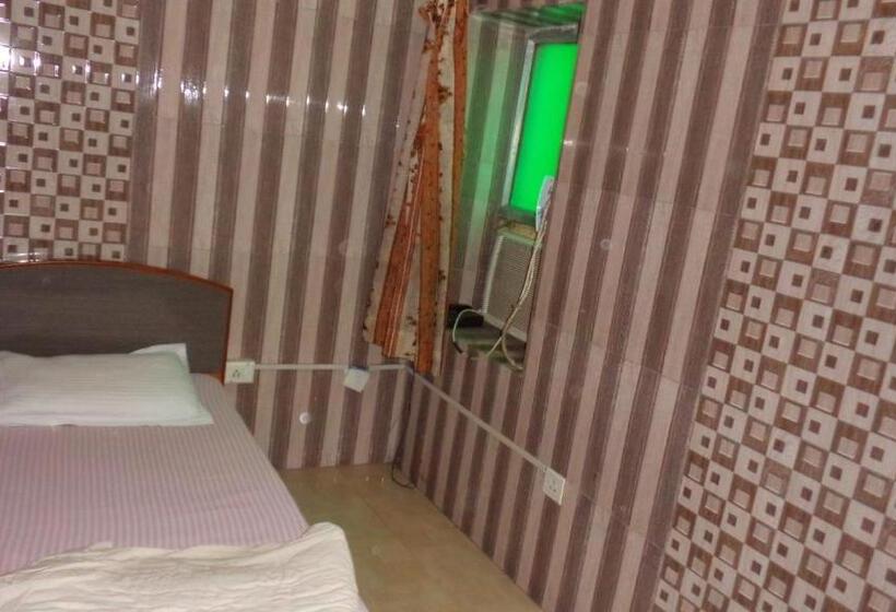 スタンダードトリプルルーム, Chandra Lokk