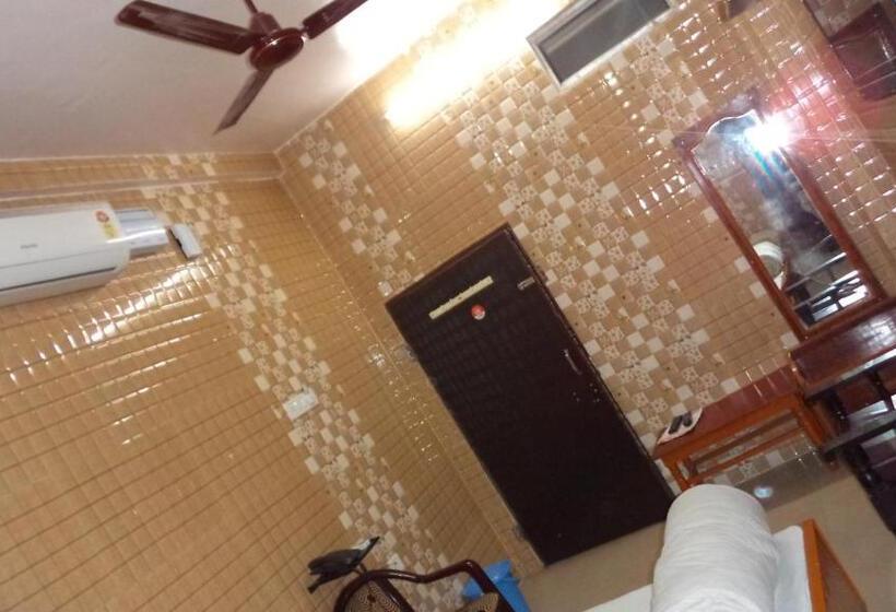 エコノミートリプルルーム, Chandra Lokk