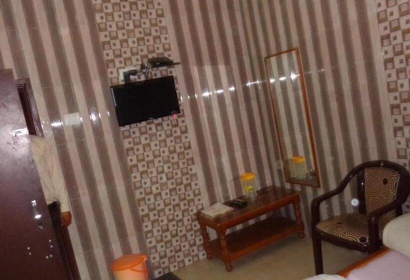 スタンダードトリプルルーム, Chandra Lokk