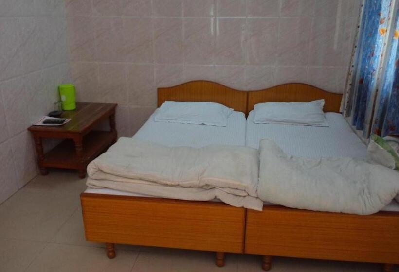 エコノミーシングルルーム, Chandra Lokk