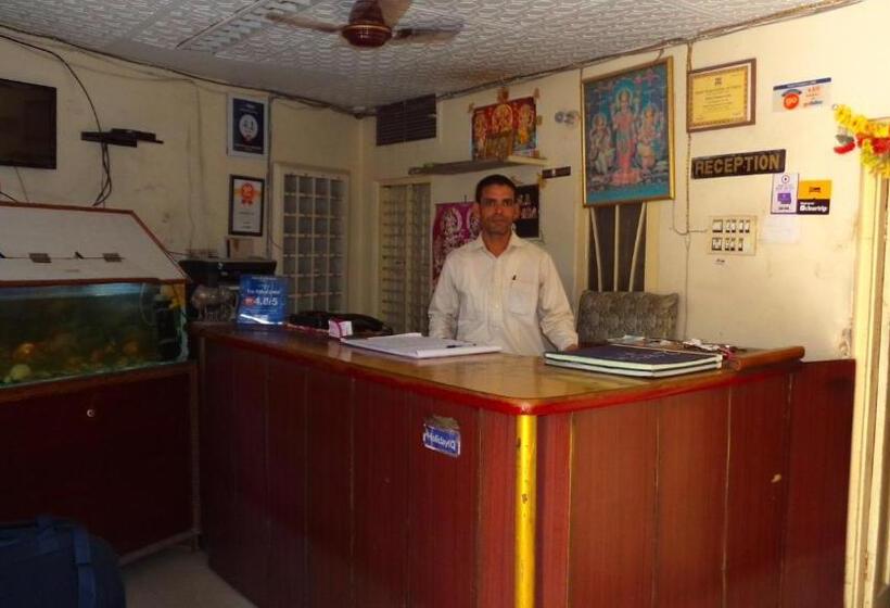 エコノミーシングルルーム, Chandra Lokk