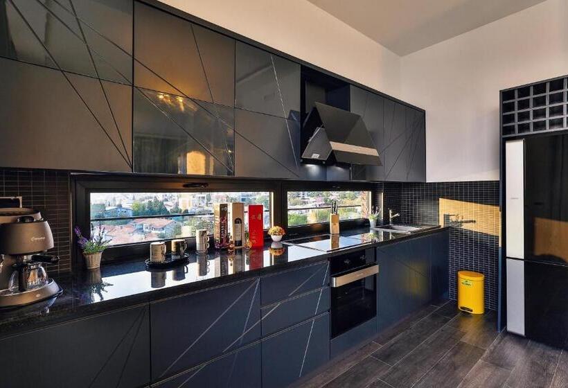 سوئیت پرزیدنت, Del Medio