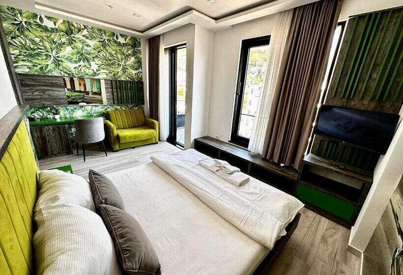 سوییت جونیور با بالکن, Del Medio