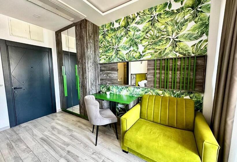 سوییت جونیور با بالکن, Del Medio