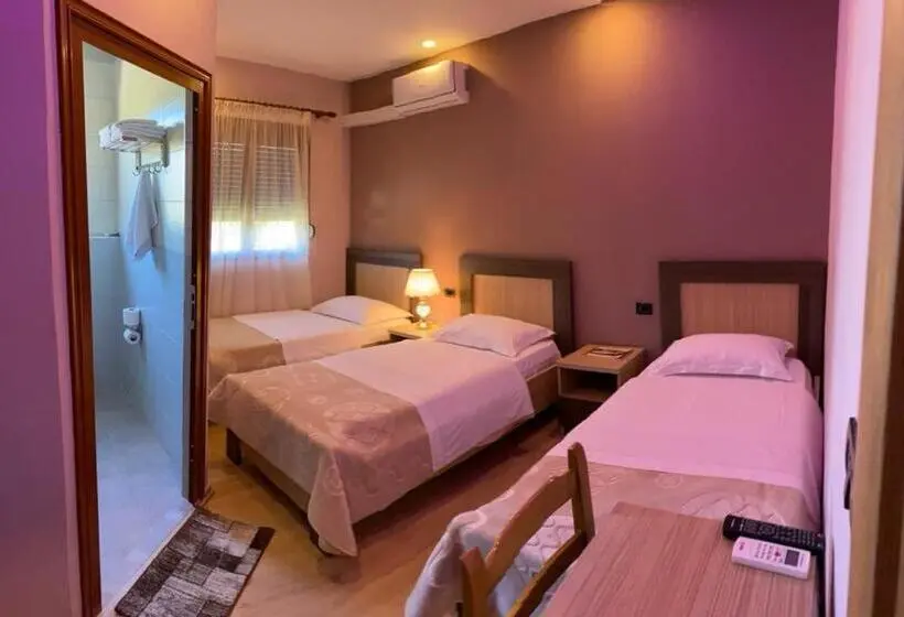 デラックストリプルルーム, Joan Guesthouse