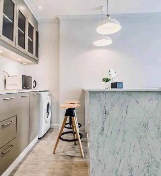 Lakosztály, เดอะคอร์เนอร์ The Corner