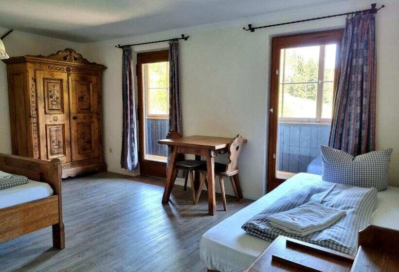 חדר סטנדרט לשלושה, Almagmach