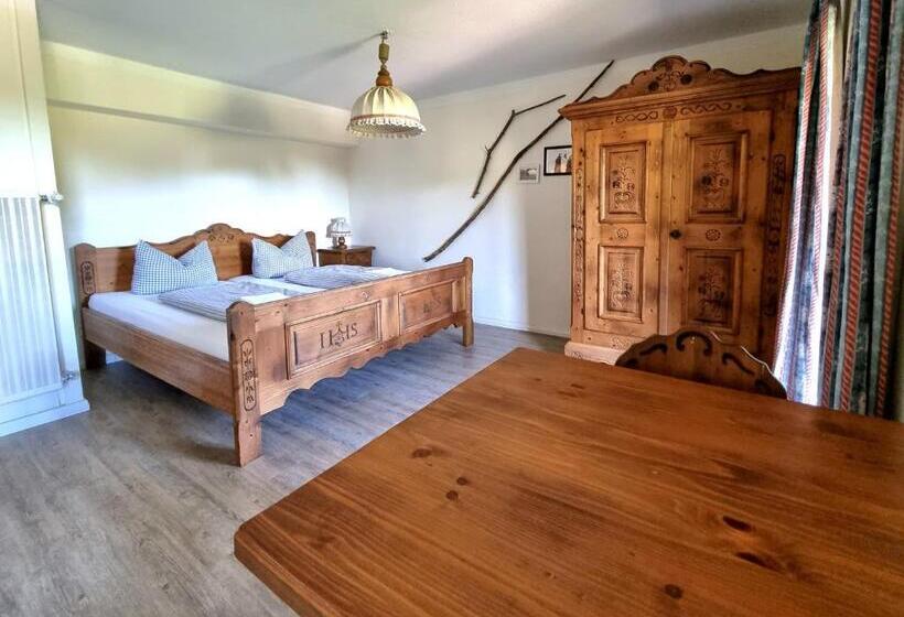 חדר סטנדרט לשלושה, Almagmach