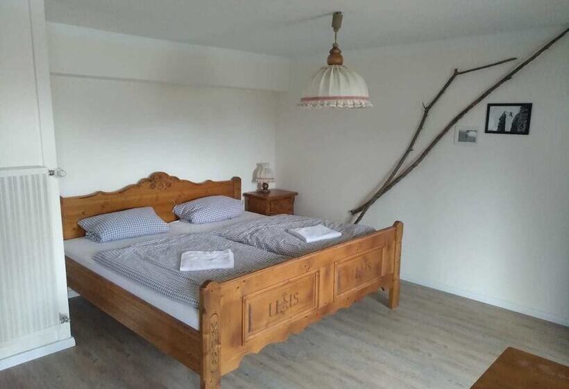 חדר סטנדרט לשלושה, Almagmach