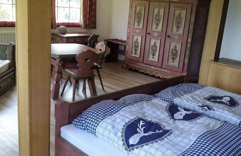 חדר סטנדרט לשלושה, Almagmach