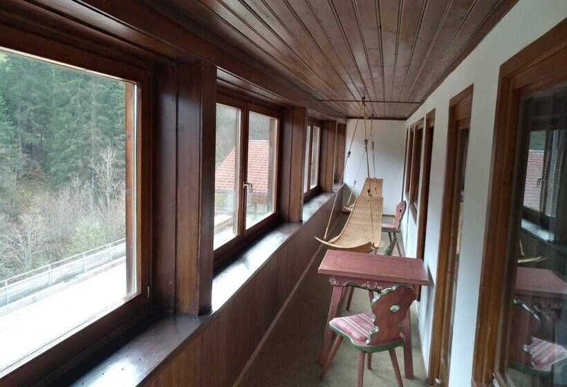 חדר סטנדרט לארבעה, Almagmach