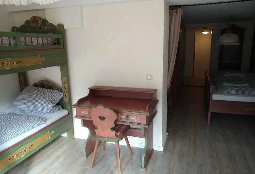 スタンダード４人部屋, Almagmach