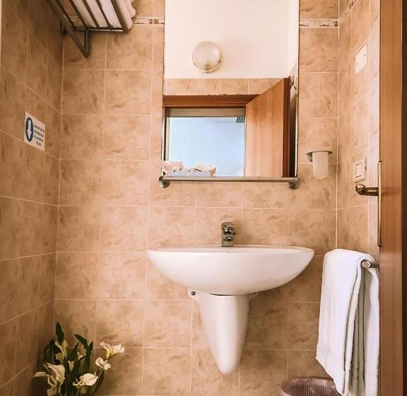 اتاق استاندارد چهارنفره با بالکن, Romantica